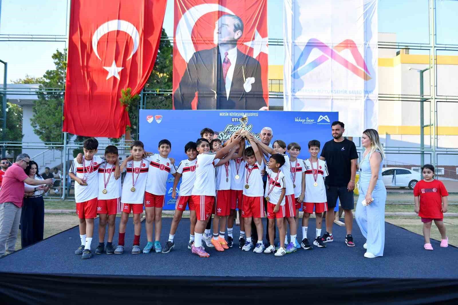 Mersin'de minik futbolcuların şenlik heyecanı sona erdi