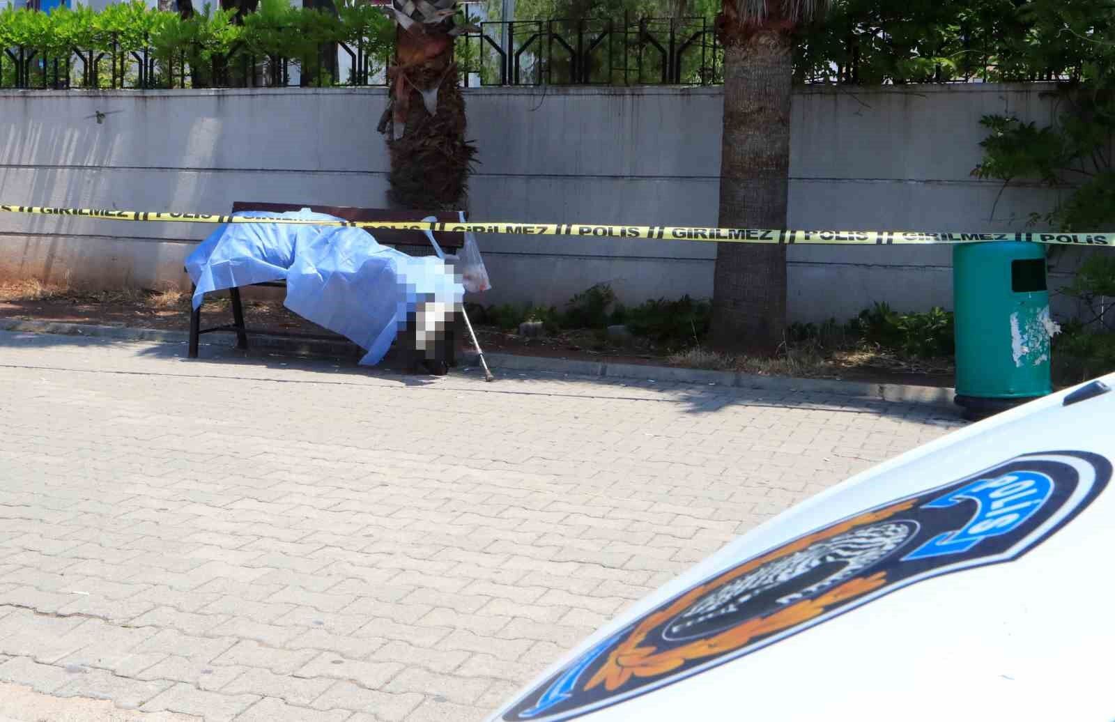Otobüs durağındaki bankta ölü bulundu