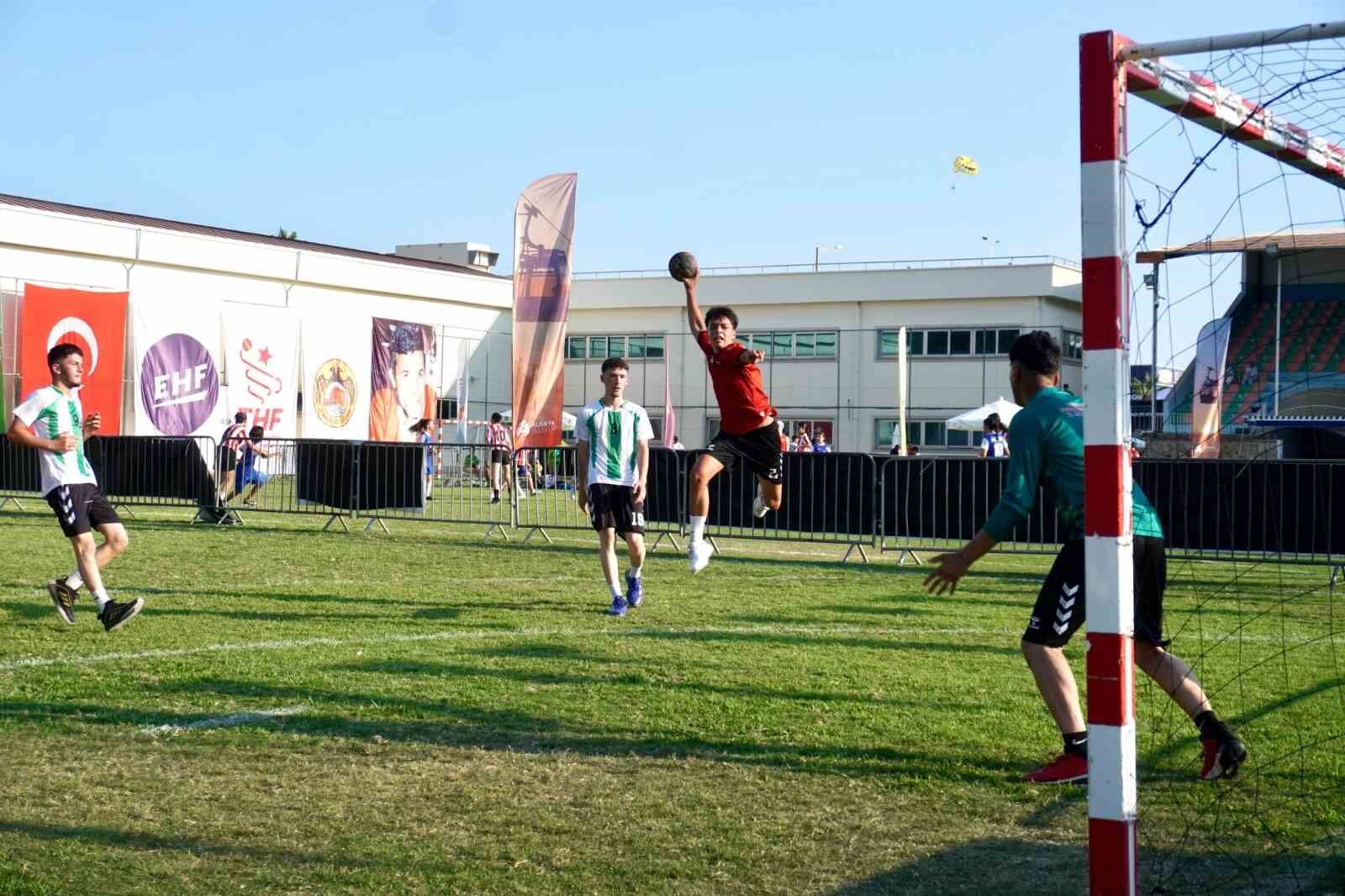Alanya'da 2 bin kişilik hentbol şöleni başladı