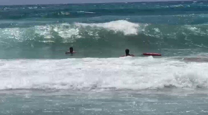 Alanya'da boğulma tehlikesi geçiren tatilciyi cankurtaranlar kurtardı