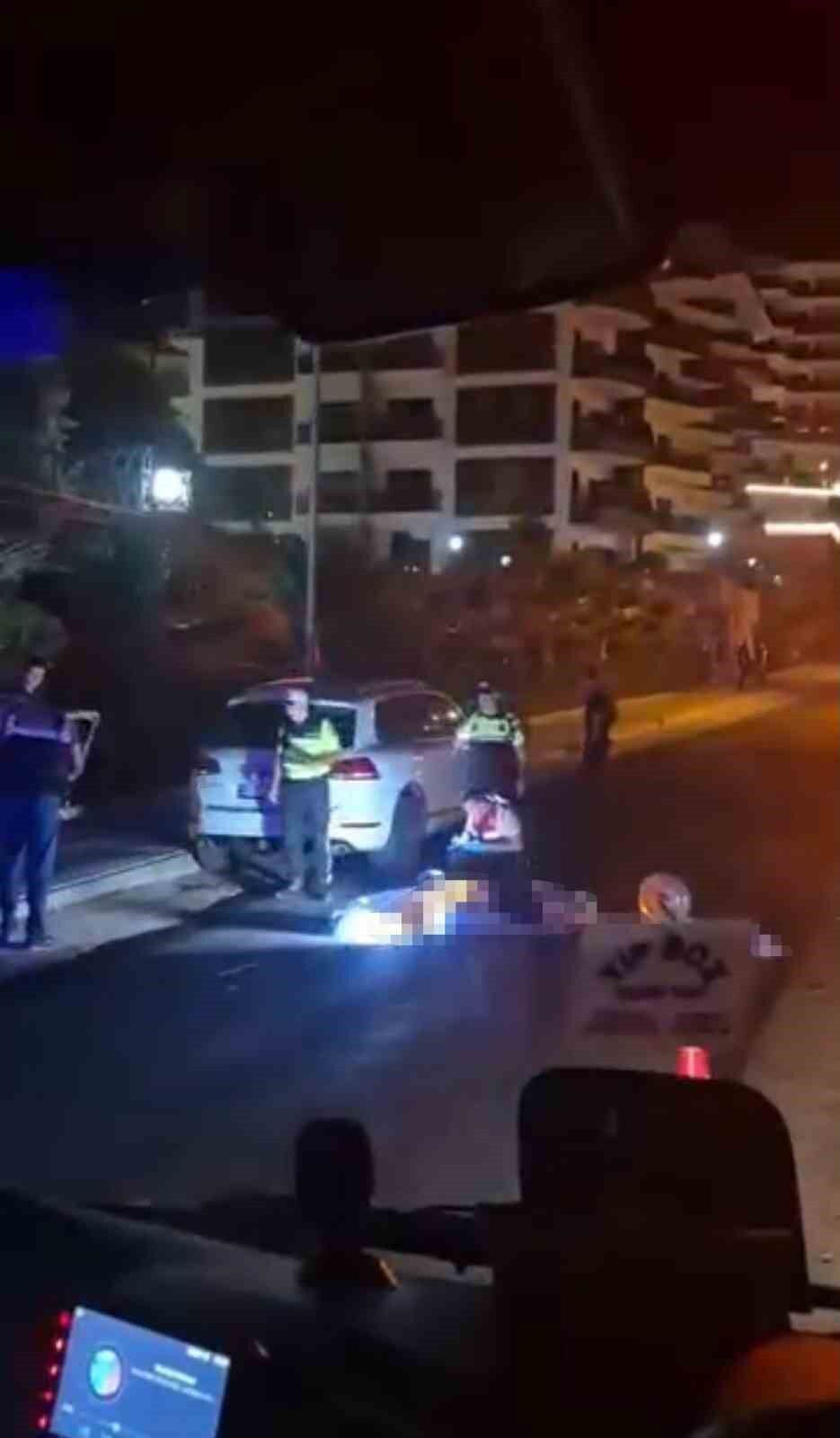 Alanya'da park halindeki otomobile çarpan genç motosikletli hayatını kaybetti