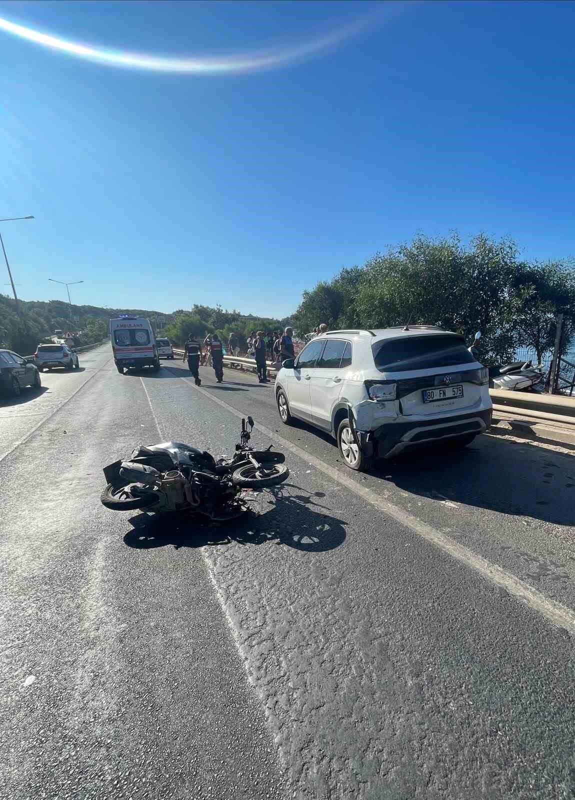 Alanya'da park halindeki otomobile çarpan motosikletteki 2 kişi yaralandı