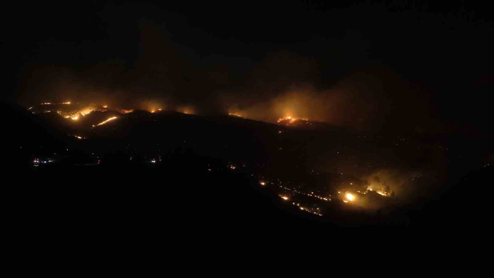 Alanya'daki orman yangınına gece saatlerinde müdahale sürüyor