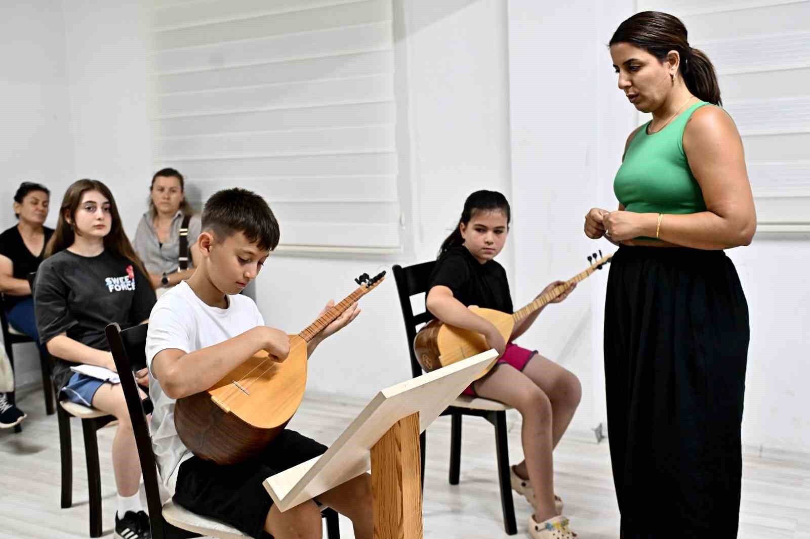 Bağlamanın sesi Değirmenönü'nde yankılanıyor