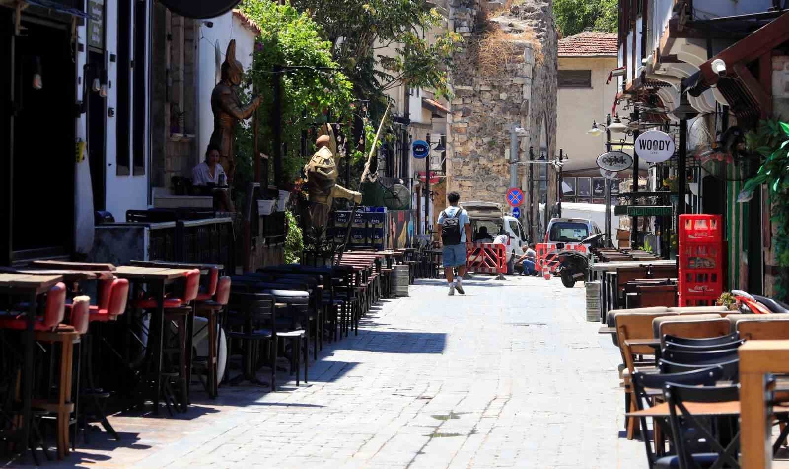 Hava kararınca nüfusunun 100 katını ağırlıyor