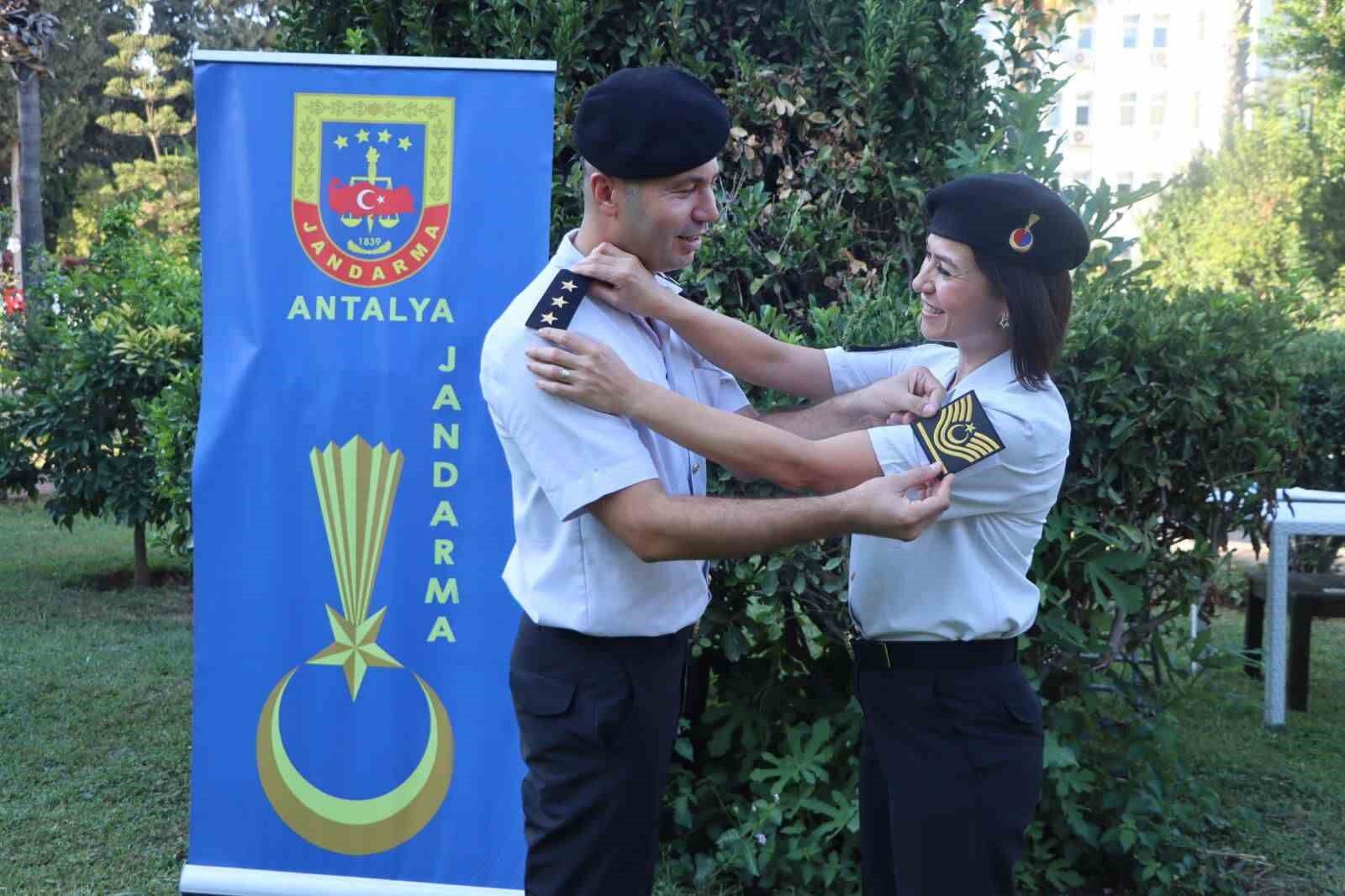 Jandarma çiftin evlilik yıldönümünde rütbe terfi gururu
