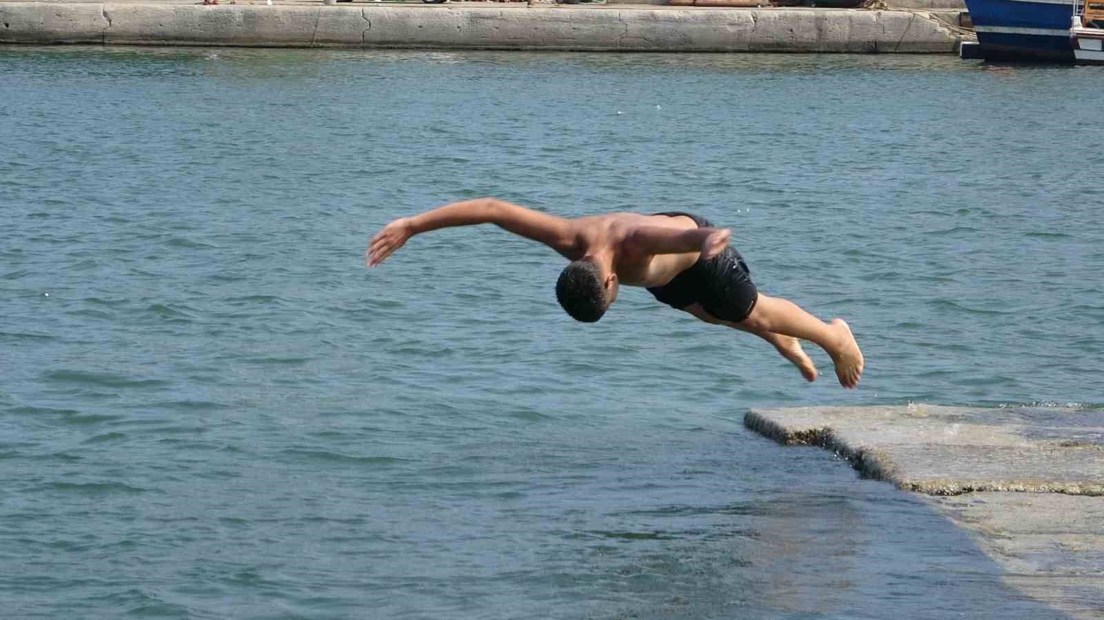 Mersin'de sıcak hava ve nem bunalttı