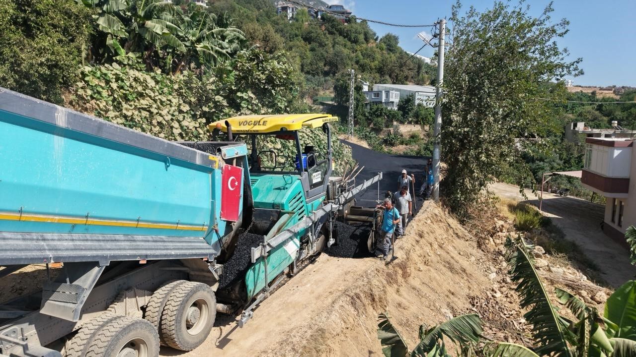 Alanya'da 2.5 kilometrelik sıcak asfalt çalışması tamamlanıyor