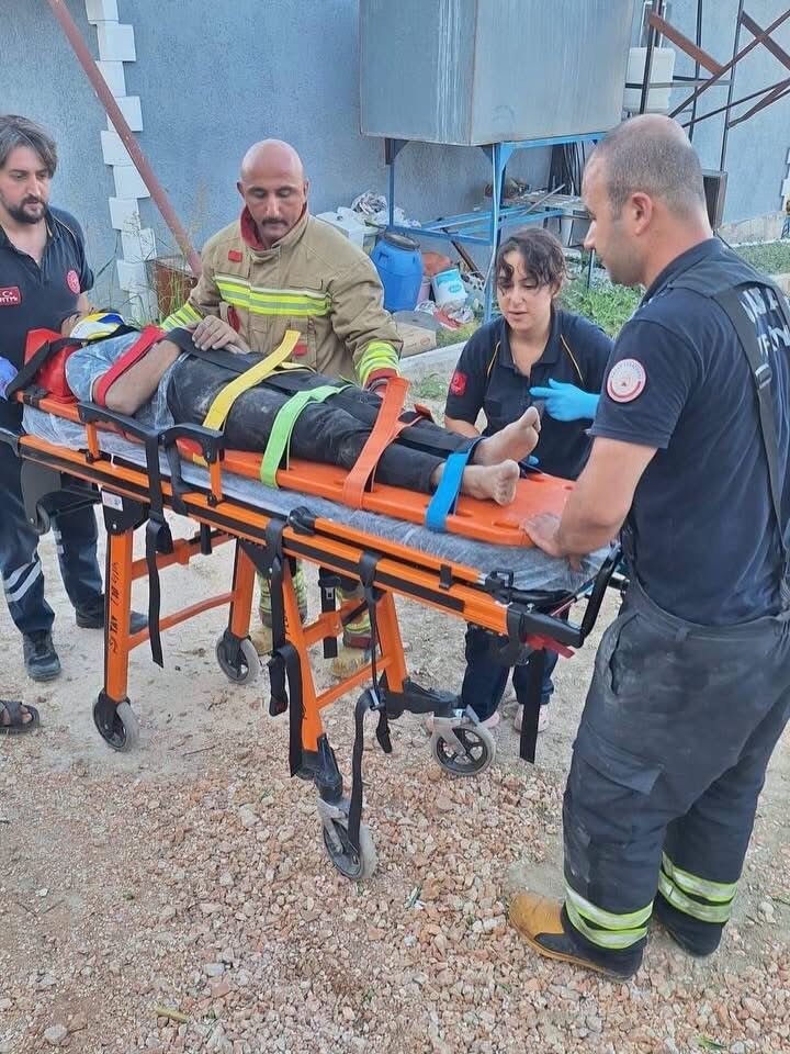 Altınözü'nde devrilen traktörün altında kalan 3 kişi yaralandı