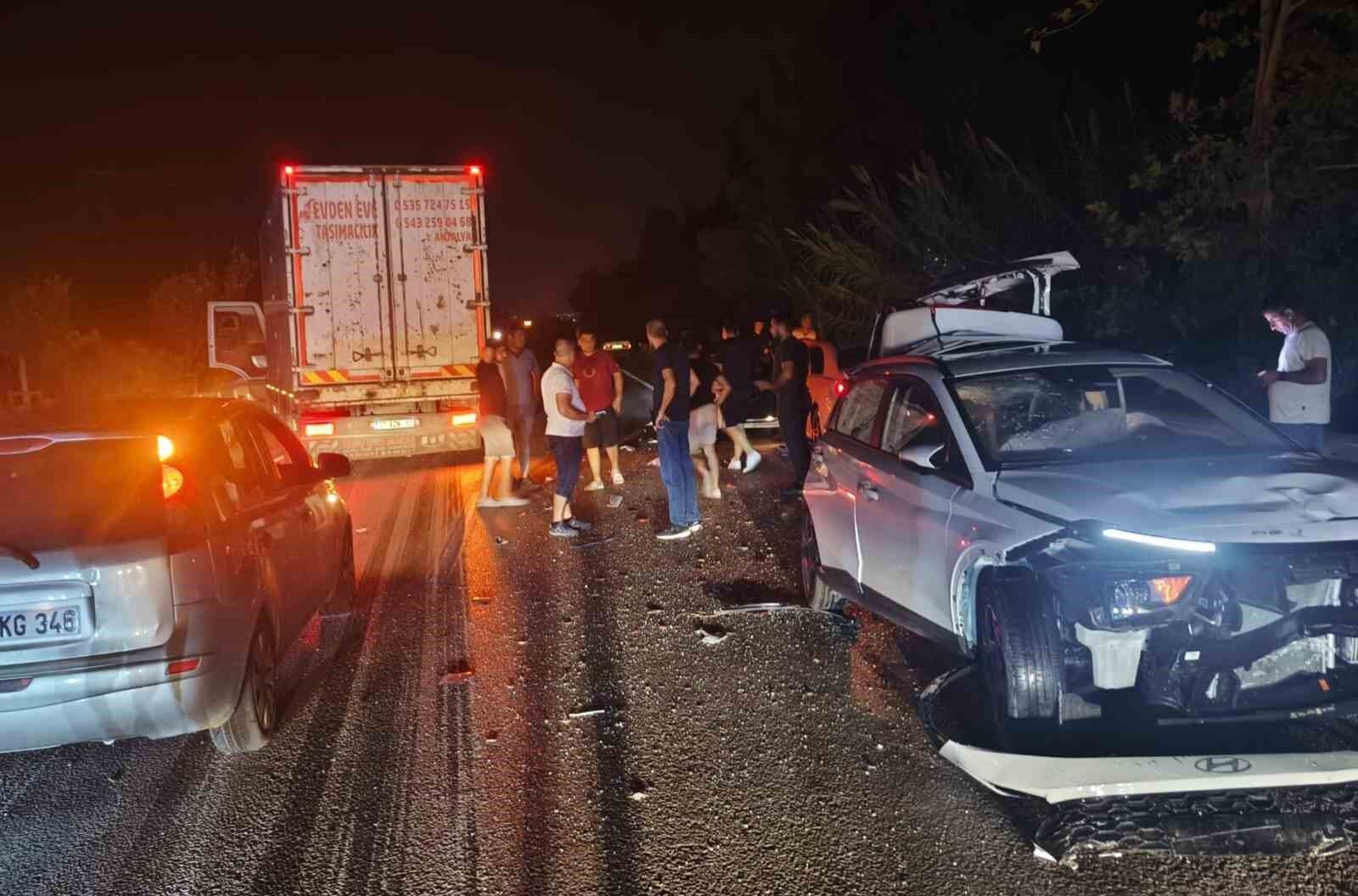 Antalya'da 4 aracın karıştığı kazada ortalık savaş alanına döndü
