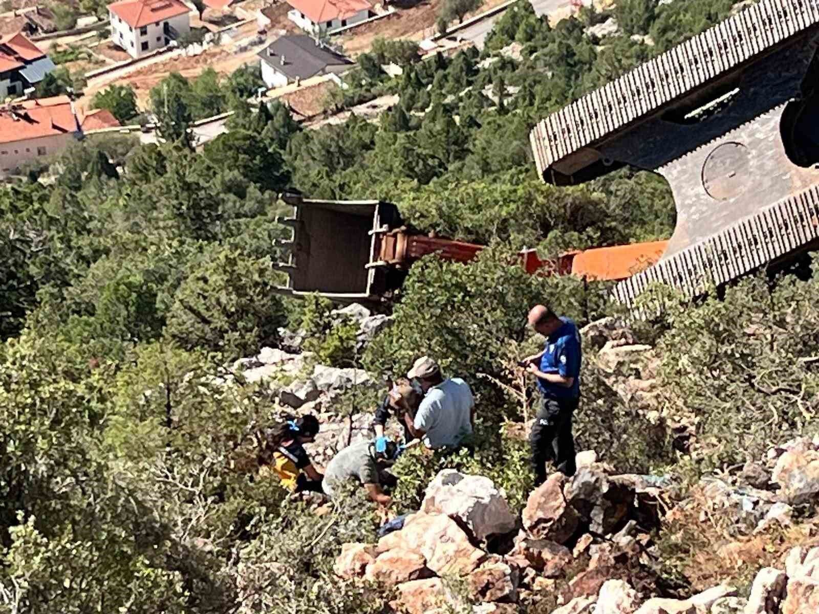 Antalya'da iş makinesi 60 metrelik uçuruma yuvarlandı operatör yaralı kurtuldu