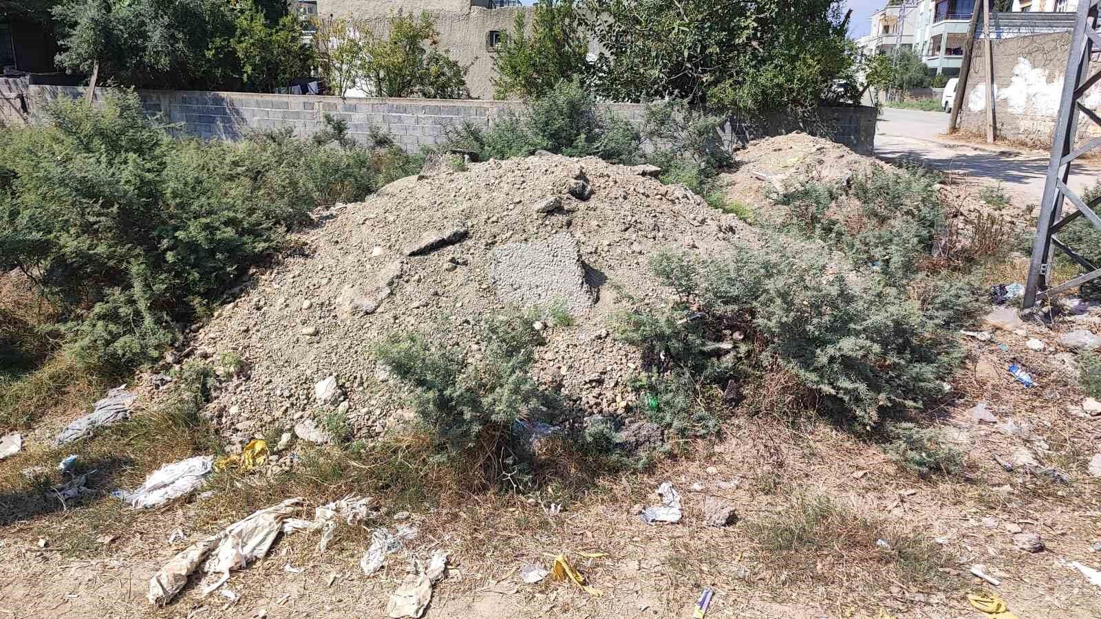 ASKİ'nin altyapı çalışması sonrası bıraktığı asfalt atıkları aylardır kaldırılmadı