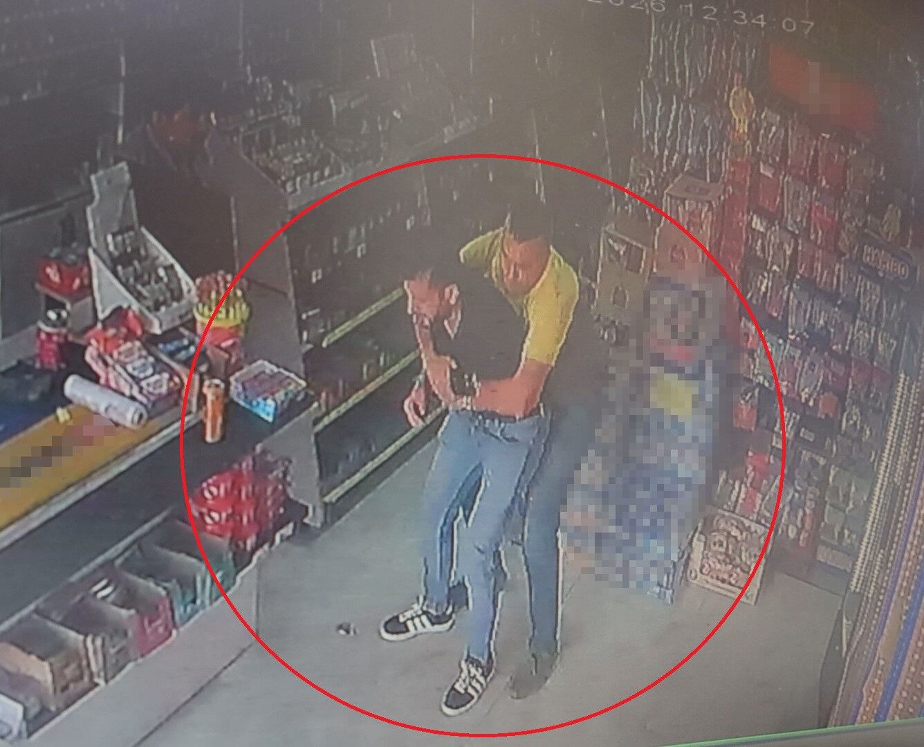 Boğazına şeker kaçan adamın ölümle burun buruna geldiği ve Heimlich manevrasıyla hayata tutunduğu anlar kamerada