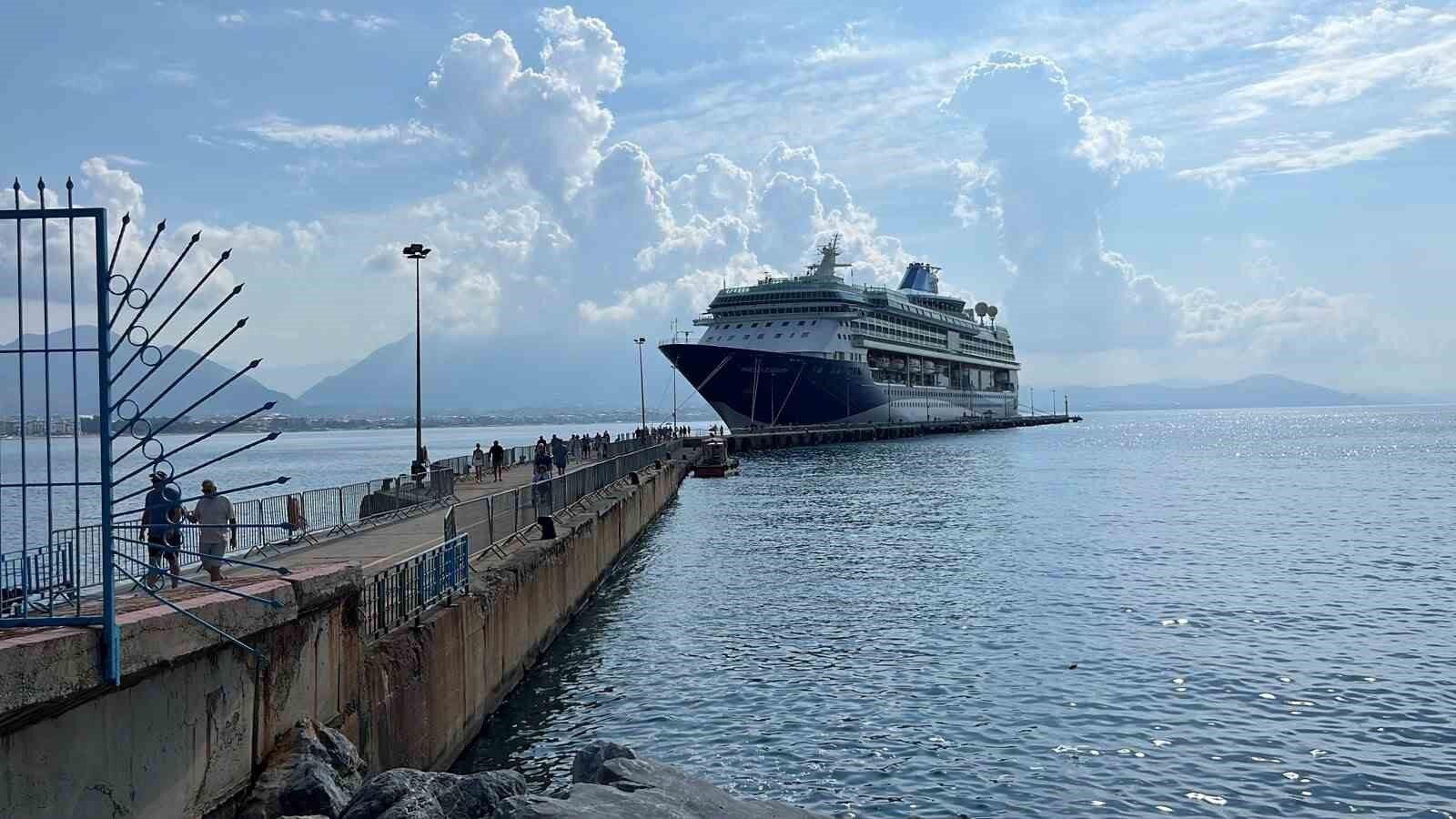 Lüks kruvaziyer bin 765 turist ile Alanya iskelesine demir attı