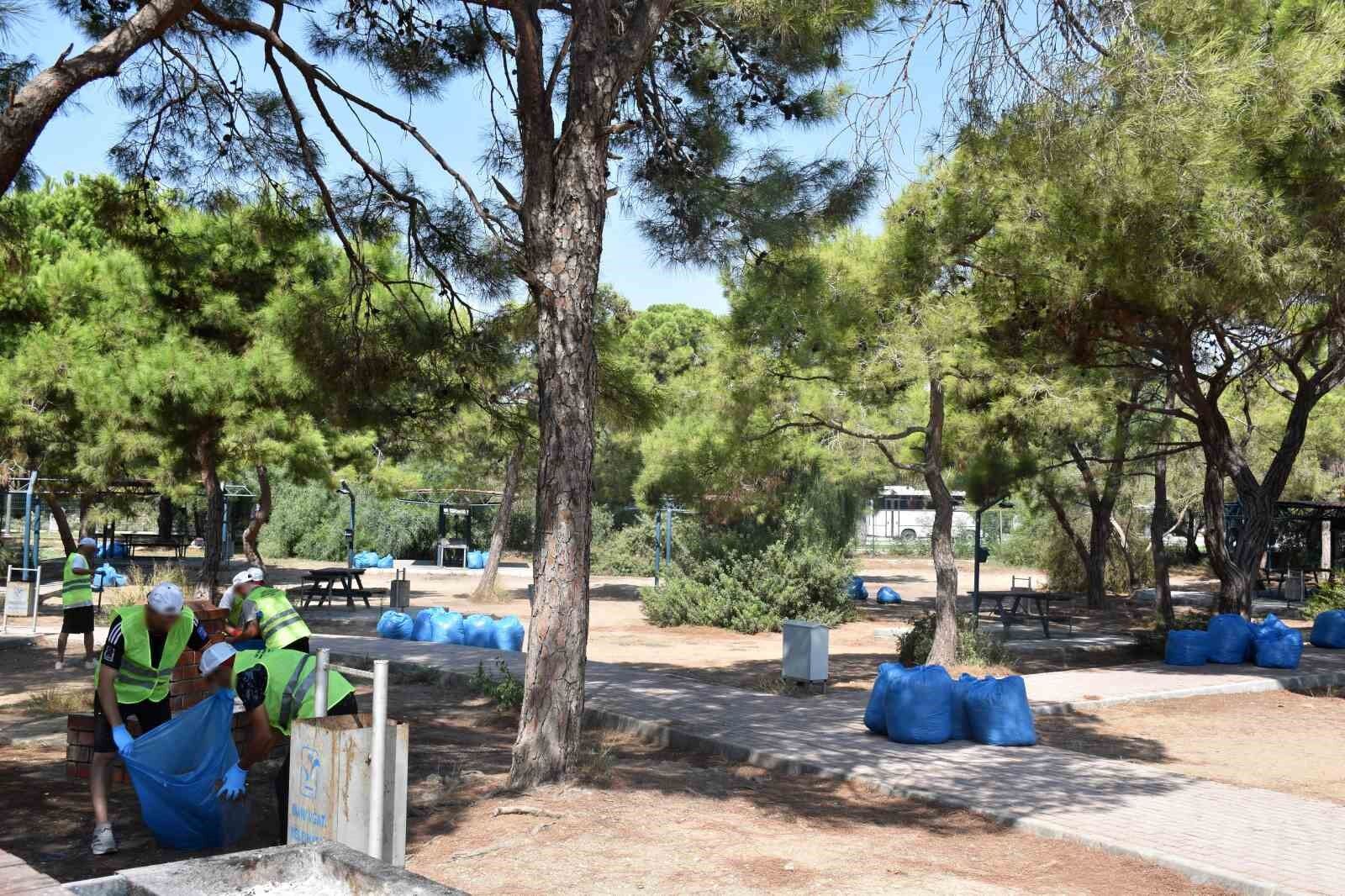 Manavgat'ta hükümlüler sahilde Çevre temizliği ve düzenleme çalışması yaptı