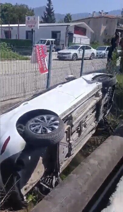 Osmaniye'de çarpışan otomobillerden biri kanala düştü