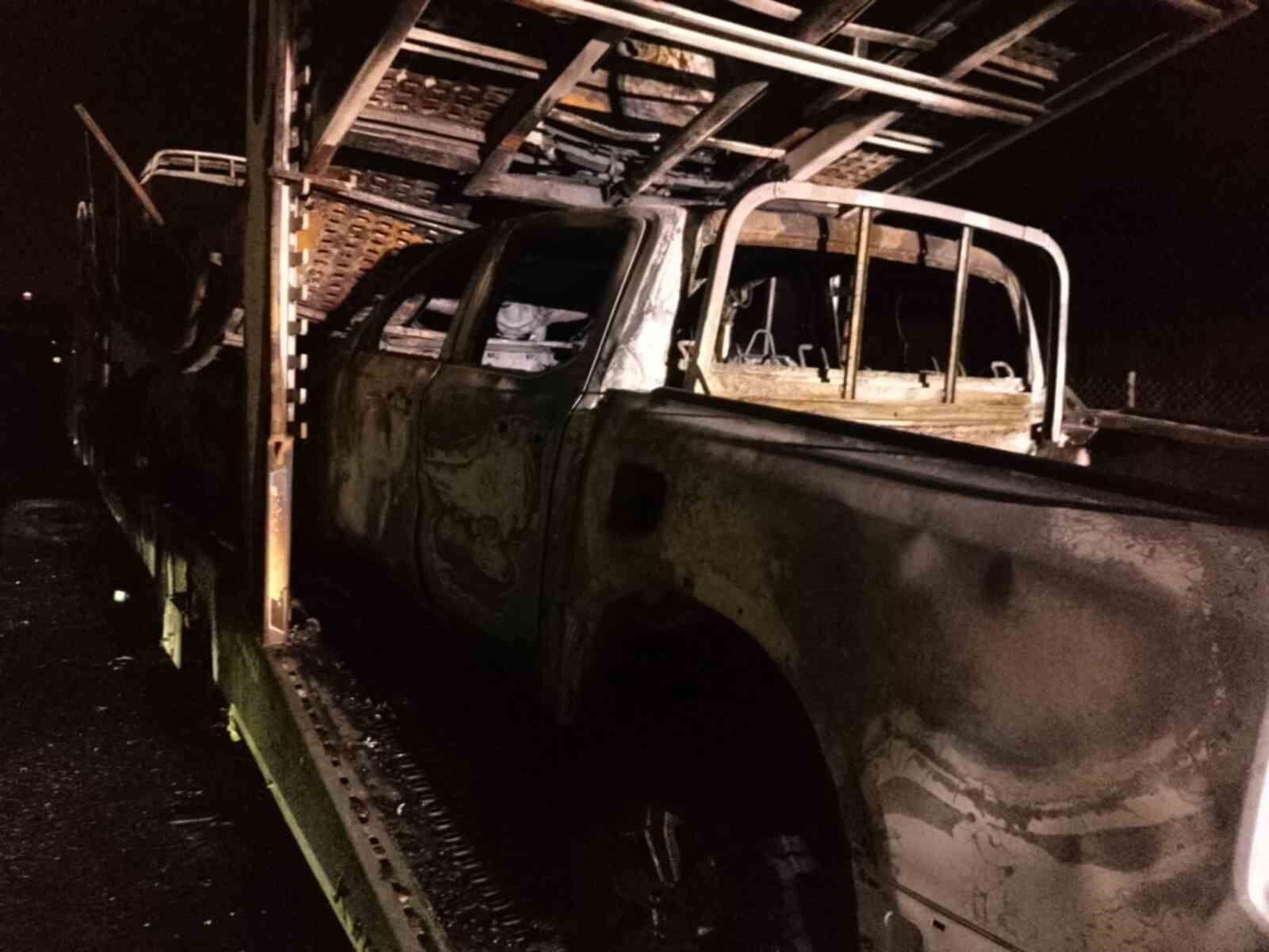 Osmaniye'de sıfır araç taşıyan tır yandı: 4 pikap küle döndü