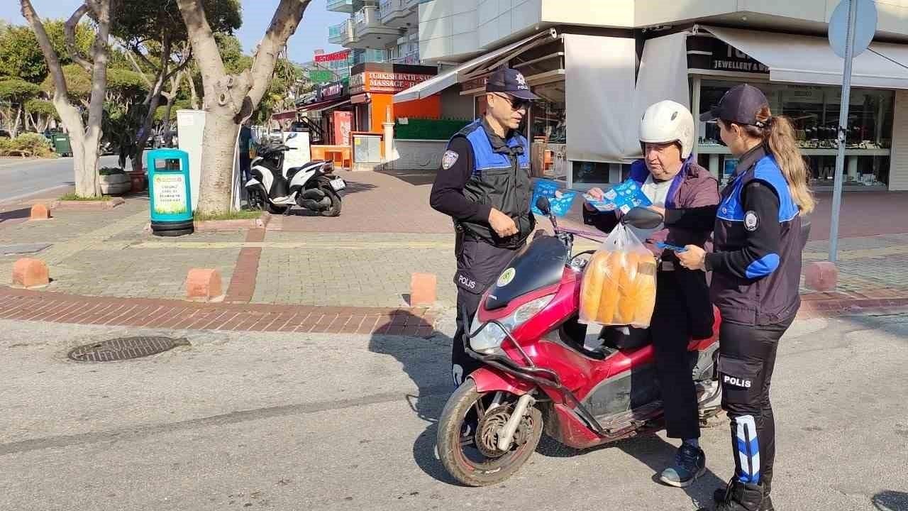 Alanya’da polisten motosiklet sürücülerine bilgilendirme