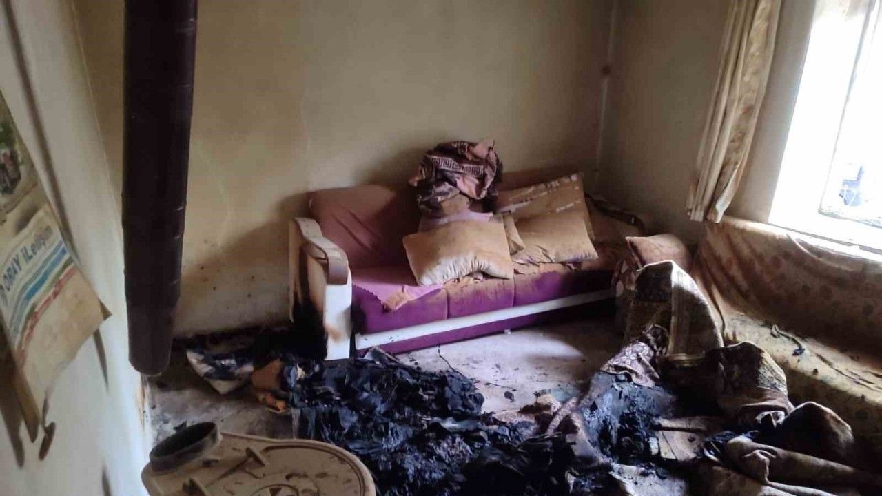 Yatağında yanarak can verdi