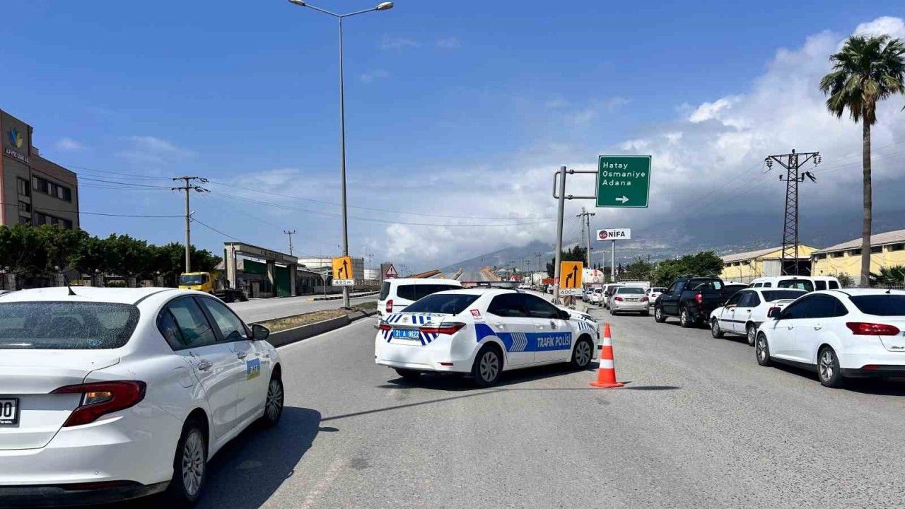 Patlamayla yaşanan doğalgaz kaçağını hiçe sayarak sigara içen vatandaşlara polisten anonslu uyarı