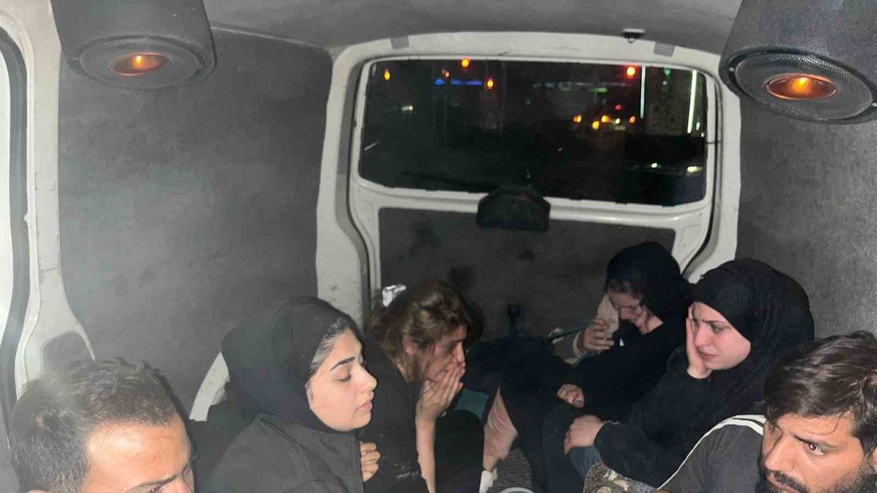 Polisten kaçarak 2 araca çarpan minibüsten 11 kaçak göçmen çıktı