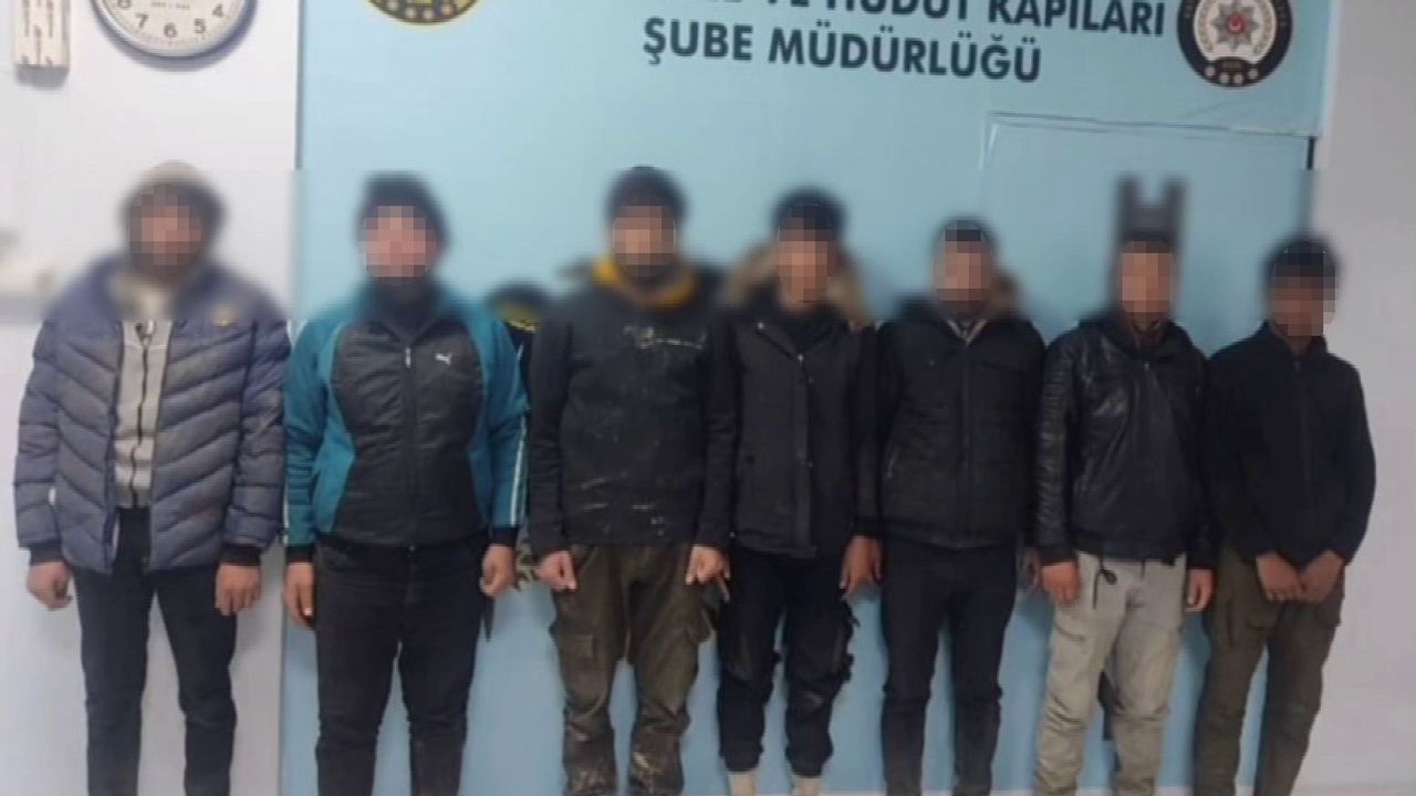Polisten kaçan insan tacirinin kaza yaptığı operasyonda 10 göçmen yakalandı
