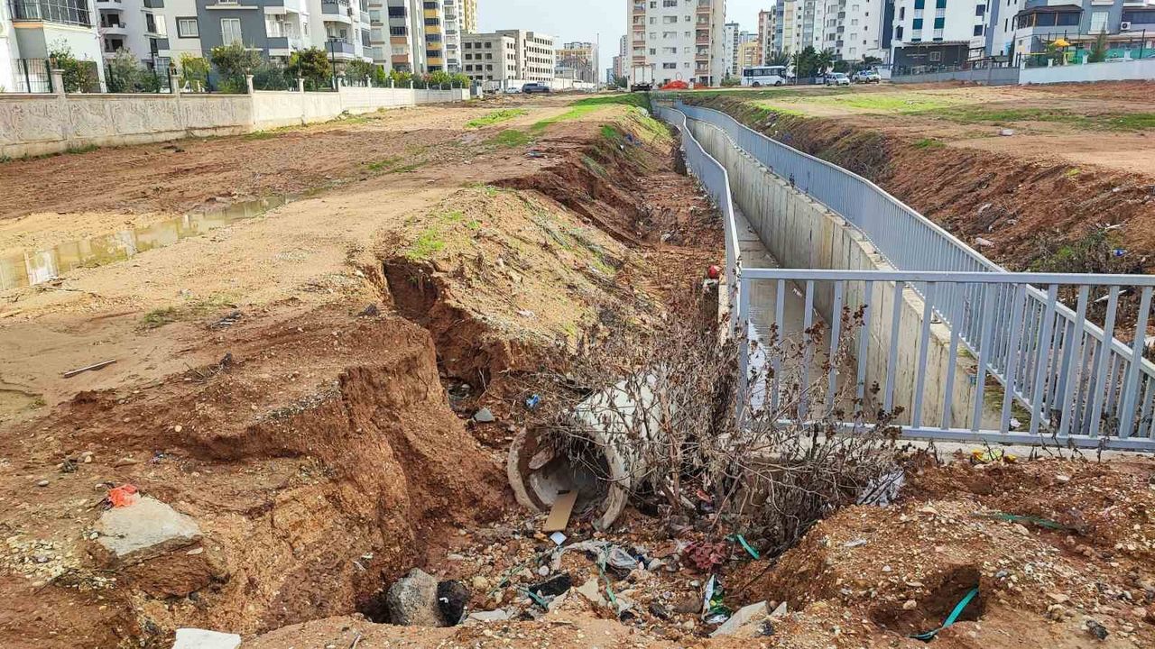 Sarıçam'da dere yatağına ev yapılması, alt yapı yetersizliği sele neden oluyor