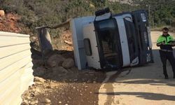 Alanya’da taş yüklü kamyon yan yattı