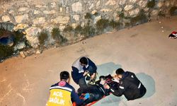 Burdur’da virajı alamayan motosikletli dereye uçarak yaralandı