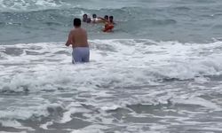 Alanya’da boğulma tehlikesi geçiren tatilciler halatlara takılı can simitleriyle kurtarıldı