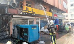 Antalya’da korkutan yangın, plastik deposuna sıçramadan söndürüldü