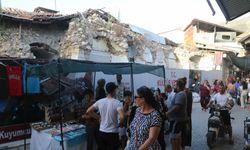 Depremin yıktığı çarşıda eski günleri aratmayan bayram alışverişi