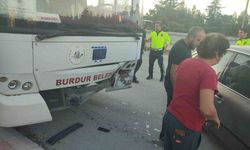 Burdur’da otomobil ile belediye otobüsü çarpıştı: 1 yaralı