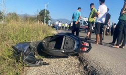 Otomobille çarpışan elektrikli motosikletteki çocuk öldü, kuzeni ağır yaralandı