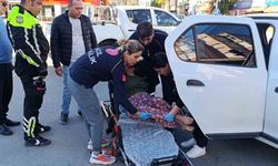 Bayılan karısını hastaneye götürürken kaza yaptı, ambulansla baygın şekilde hastaneye götürüldü