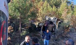 Burdur’da freni patlayıp şarampole uçan hafriyat kamyonu hurdaya döndü: 1 ağır yaralı