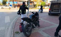 Motosikletinin plakasını okunmasın diye bereyle kapattı, cezadan kurtulamadı