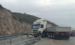 Bariyerlere çarpan tır makaslayarak trafiğin aksamasına neden oldu