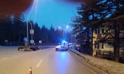 Isparta’da yoğun sis ve buzlanma nedeniyle kontrolden çıkan otomobil bariyerlere çarptı: 2 yaralı