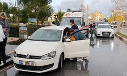 Kaza sonrası şoka giren sürücüyü araçtan kimse indiremedi