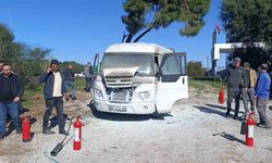 Manavgat’ta otel servis minibüsü yandı