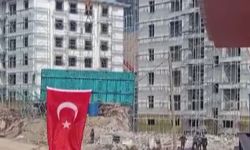 Deprem konutlarında iş bitimini davul zurnayla kutladılar