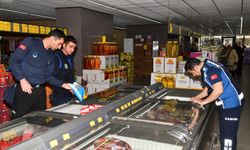 Osmaniye zabıtasından marketlerde son kullanma tarihi denetimi