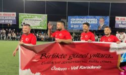 Adanalı öğretmen 10. evlilik yıl dönümünü sahada kutladı