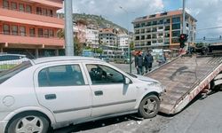 Alanya’da refüje çarpan otomobil, aydınlatma direğine çarparak durabildi