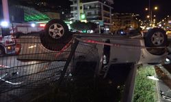 Alanya’da takla atan otomobil hurdaya döndü: 2 yaralı