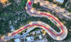 Antalya’da 400 metrelik dev Türk bayrağı ile ’Fener Alayı’ düzenlendi
