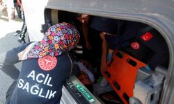 Antalya’da servis minibüsü devrildi, sıkışan sürücüyü ekipler çıkardı