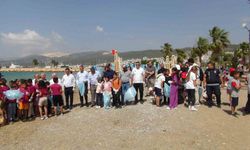 Dalgıçlar denizde , öğrenciler sahilde temizlik yaptı