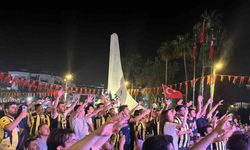 Fenerbahçe’nin şampiyonluğu meşaleler ve bayraklarla kutlandı